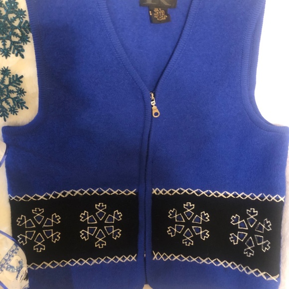 SALE Just in Beautiful Like New Blue Snowflake zip up sweater vest - Picture 2 of 5
